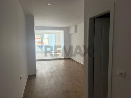 Shitet apartament 1+1 tek Stacioni i Trenit