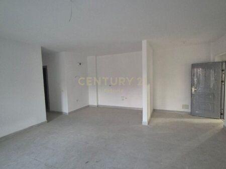 APARTAMENT 3+1+2 PER QIRA NE RRUGEN 5 MAJI