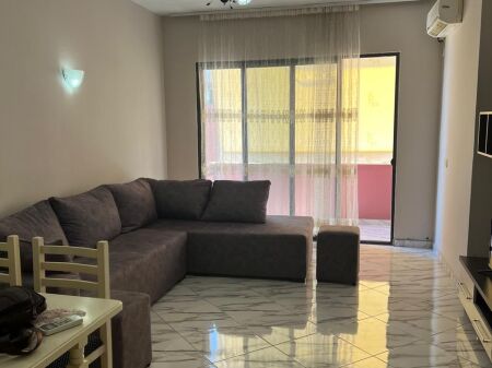 Jepet me qera apartment 2+1 te bar unik YZBERISHT 50000 lek mobiluar ashensor  