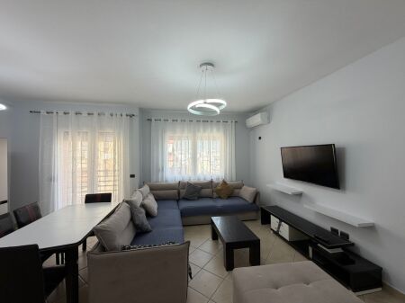 Vicino a 9 Kateshet, presso la Procura Generale di Tirana, si affitta appartamento, 2+1+2, arredato. 1.000 Euro   