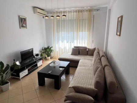 Shitet apartament 2+1+2+Verande tek Fresku , Rruga Sotir , Caci , prane Restorant Fresku .