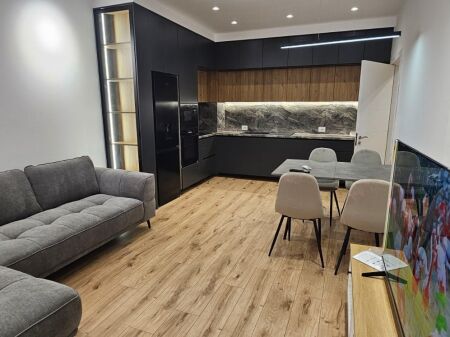 Rruga 5 Maji,City Garden Rezidence jepet me qera apartament 2+1+2,i mobiluar 60,000Leke