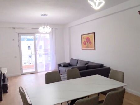 Shitet  Apartament 2+1 +2 tualete + 2 ballkone ne Plazh