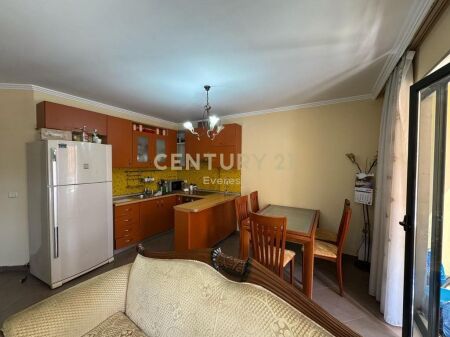 RRUGA E BOGDANEVE, APARTAMENT 3+1+2 PER QIRA