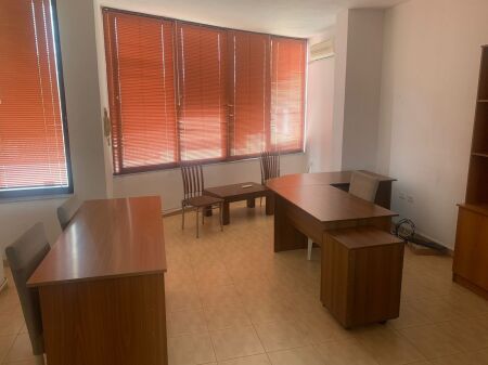 Perballe Toptanit jepet me qera ambient per zyra me siperfaqe 40m2. 40,000Leke