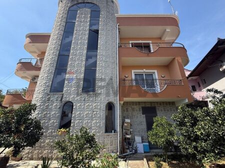Giant 3-storey villa for sale in Sauk
