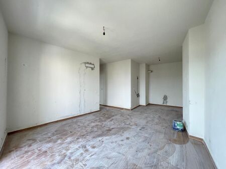 Vendesi appartamento 2+1 vicino a Kmy a Yzberisht.