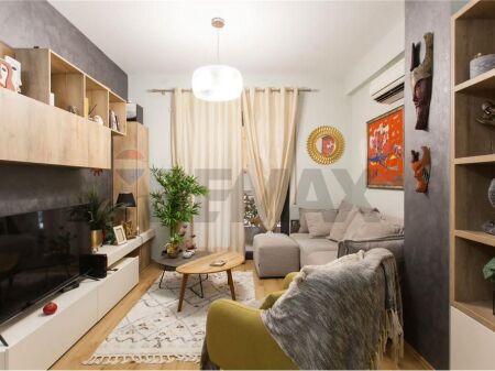 Ofrohet per qira apartament 1+1 ne Rrugen Tefta Tashko Koco, prane Pazarit te RI.