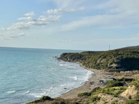TOKË NË SHITJE – QERRET, PRANË DETIT