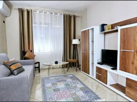 Rruga e Kavajes tek Kisha, jepet me qera apartament 1+1.