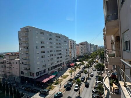 Shitet Apartament vije e pare me detin ke Rrota kuqe plazh Durres