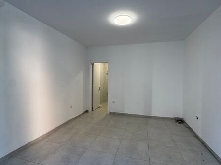 JEPET ME QERA AMBIENT KOMERCIAL 25m2| MYSLYM SHYRI, PRANË GJYKATËS SË RRETHIT