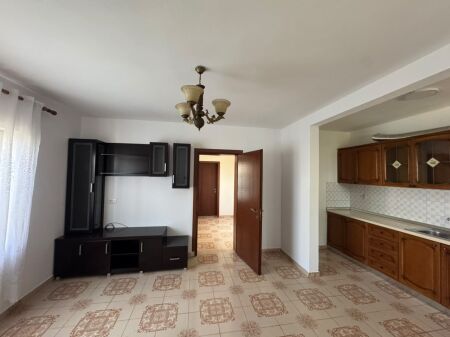 Hyrje me qira ne Kombinat, 1+1, 60m2, 22000 LEK