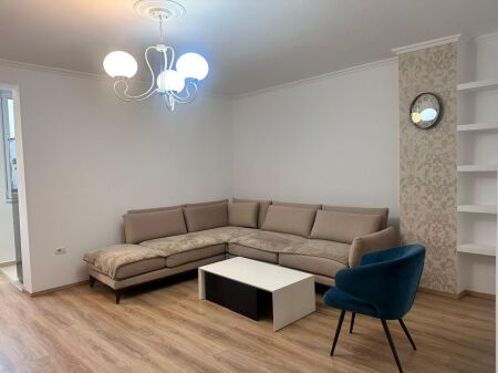 Apartament 3+1 per qira tek Pazari i Ri.
