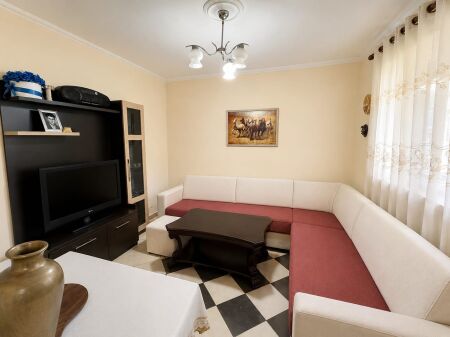 Shitet apartament 1+1 në zonën e Kombinatit,