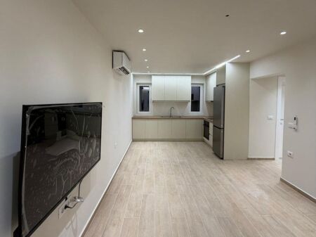 Shitet apartament 1+1 ne zonen e Sarandes prane Komisariatit te Policise se Rendit  ID 5487