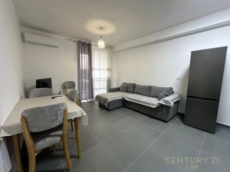 Jepet me Qera Apartament 3+1, Rruga 5 Maji