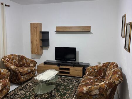 Ofrohet për qira një apartament komod 1+1 i ndodhur në një zonë të qetë dhe të kërkuar të Selitës, vetëm pak minuta larg qendrës së Tiranës.