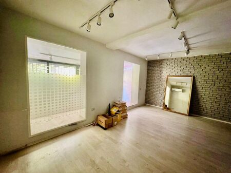 JEPET ME QIRA AMBIENT BIZNESI, 100 m² NË ISH-BLLOK – PRANË KAFE ROMA 1,500 € /Muaj
