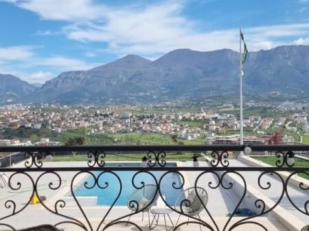  JEPET ME QIRA VILË LUKSOZE – TEG