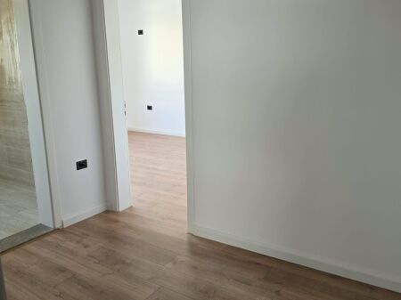 🏡 Shitet Apartament 1+1  📍 Pranë shkollës Vasil Shanto
