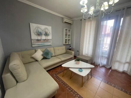 Rruga e Elbasanit, jepet me qera apartament 1+1.