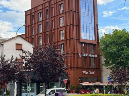 🏢 JEPET ME QIRA – QENDËR TIRANË | RRUGA E KAVAJËS