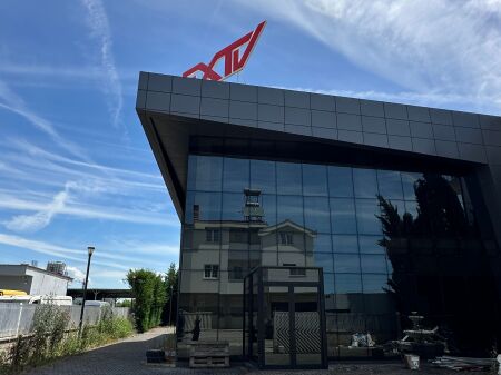 Service building for sale !