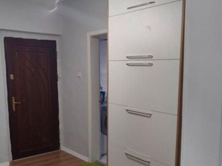 🏡 **SHITET APARTAMENT 1+1 – PRANË PAZARIT TË RI, TIRANË**