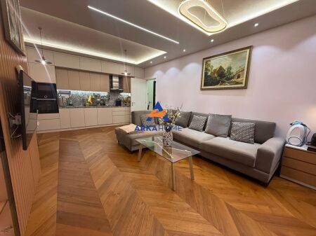 SHITET APARTAMENT 1+1 "PAZARI I RI" 300.000 EURO