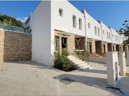 Villa moderna in vendita vicino a Teg
