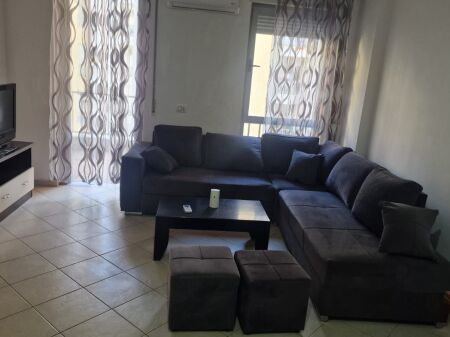 Jepet me qera apartament 2+1 tek Rruga e Kavajes