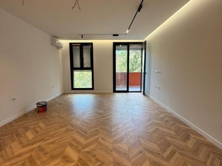 2+1+2 apartment for sale in Shkozë