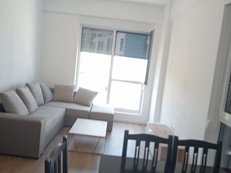 Ne zonen e Freskut jepet me qera apartament 1+1,i mobiluar 38,000Leke