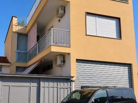 AFFITTASI   4 MONOLOCALI DI UNA VILLA SU 2 PIANI  Sheshi Shtraus Xhamllik