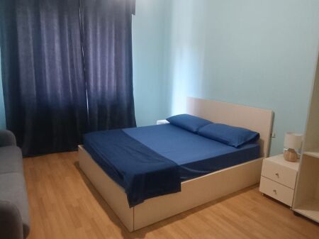 Rruga e Barrikadave, jepet me qera apartament 3+1+2.
