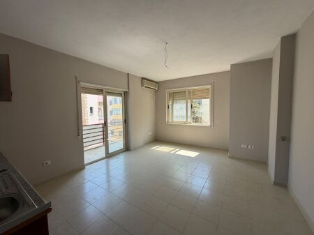Shitet Apartament 1+1