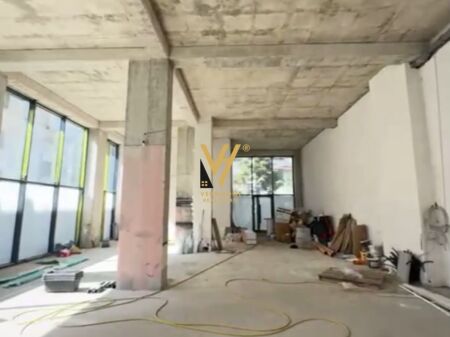 JEPET AMBIENT BIZNESI 264 M2 ME QERA TE RRUGA E KAVAJES 850.000 LEKE