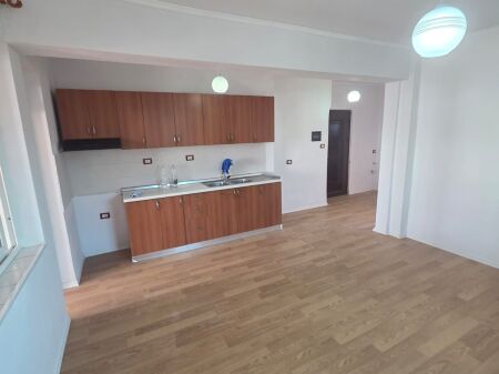 🏡 VENDESI APPARTAMENTO 2+1 + BALCONE – VICINO OSPEDALE, DURRËS