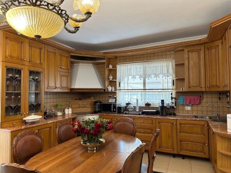 Jepet me qera apartament 3+1 ne Vasil Shanto