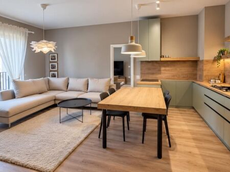 🏡 Apartament 2+1 me qera  📍Laprakë, Kompleksi Aura   🏢 Kati 5 (me ashensor)  📐 Sipërfaqe: 110 m² 🛋 E mobiluar   💰 Çmimi: 75.000 Lekë/Muaj   📩 Për më shumë informacion ose për një vizitë në pronë, kontaktoni.