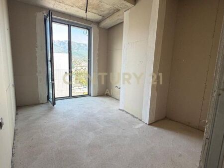 🏙️ **SHITET APARTAMENT 1+1 – GOLDEN GATE, PRANË MATERNITETIT TË RI**