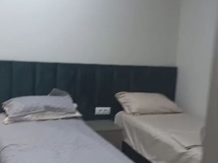 Jepet Gazoniere 33 metra te porcelaini prane Uet mobiluar 40000 lek