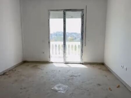 Shitet Apartament kamez 121.000€