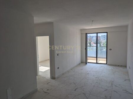 Shitet apartament 2+1+2 tek TURDIU, ish fusha e aviacionit. 205,000 € 19,000,000 Lekë