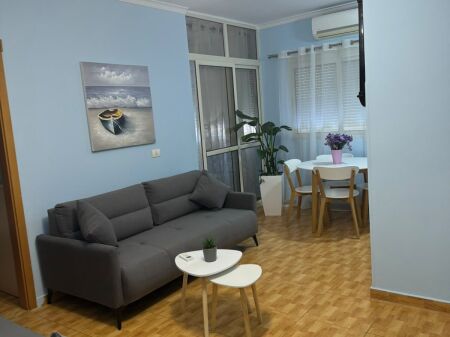 Rruga e Barrikadave  jepet me qera apartament ,1+1,i mobiluar 69,000Leke(Bruto)
