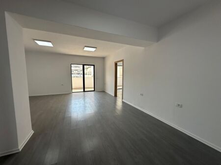 Via 5 Maji, affittasi spazio per uffici, con una superficie di 96m2, vuoto. 45.000 Leke