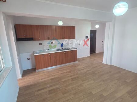  SHITET APARTAMENT 2+1 + BALLKON – PRANË SPITALIT, DURRËS