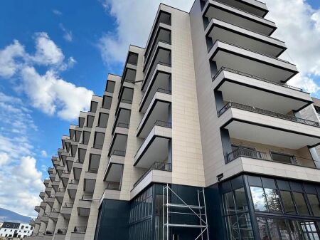 Shitet Apartament 2+1 Liqeni i Thate, prane Radisson