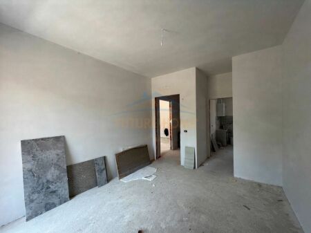 Shitet , Apartament 1+1 , Liqeni i thate , Tirane